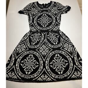 Romeo and Juliet Couture Black And White Pleated Damask Sweater Dress Women’s XS